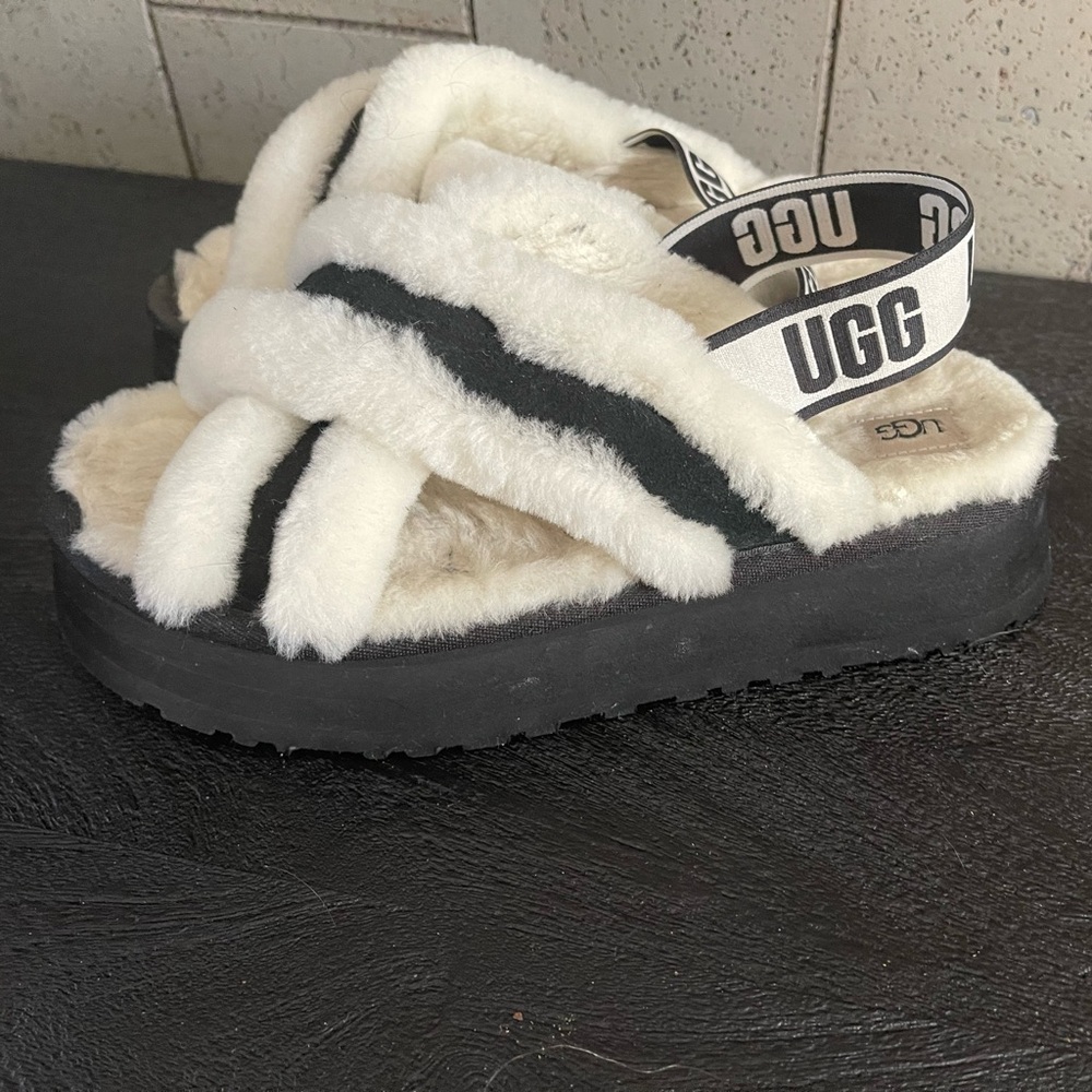 Ugg women’s disco cross slide slippers, size 9
